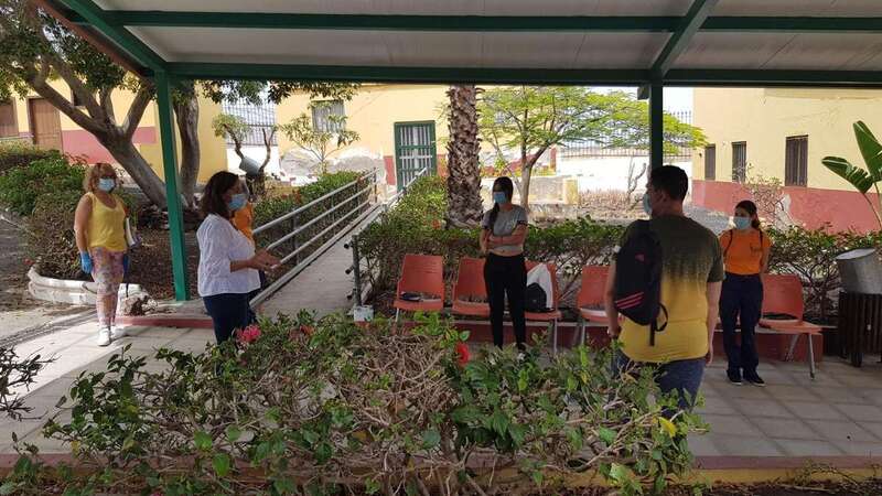 La concejala Lidia Mejías dio la bienvenida a los alumnos de este PFAE, que arrancó hace unas semanas (Foto TA)